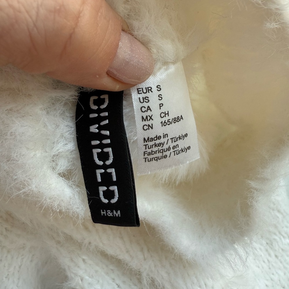 Cozy White Turtleneck Sweater - Picture 5 of 8